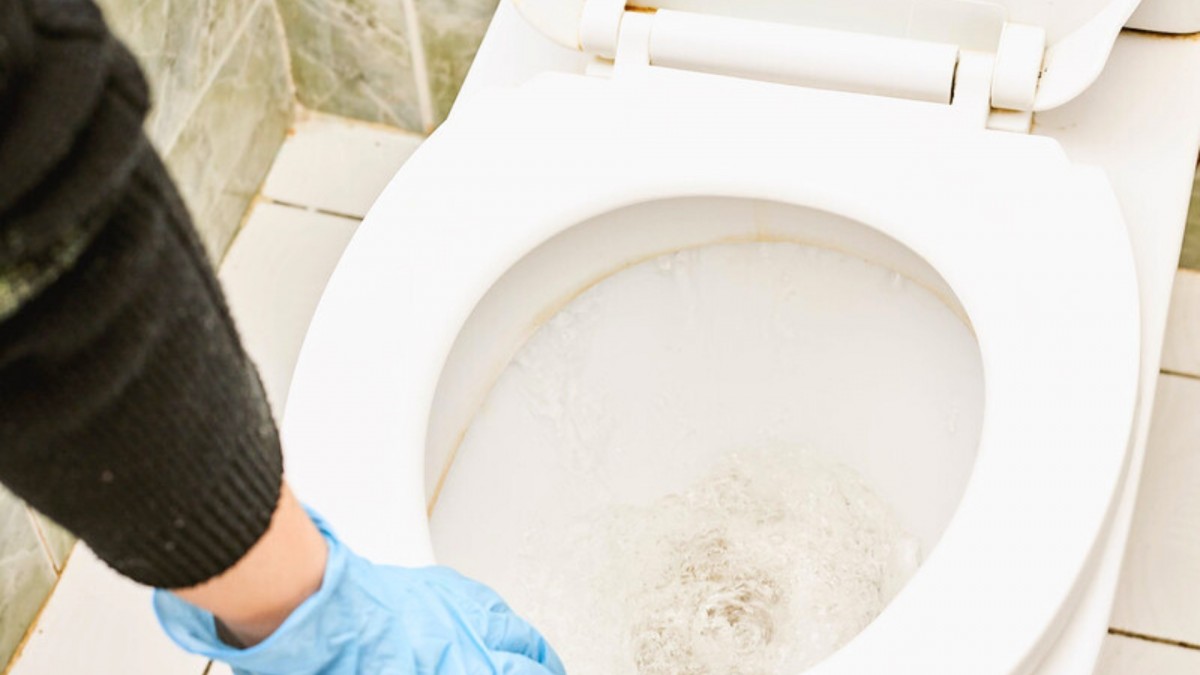 Dešťovou vodu lze využívat na zalévaní zahrady, splachování záchodu, praní atd.