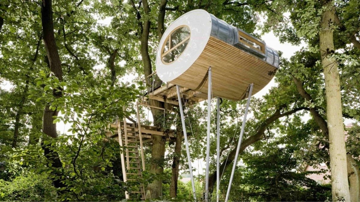 Tříčlenná rodina bydlí v domku na stromě