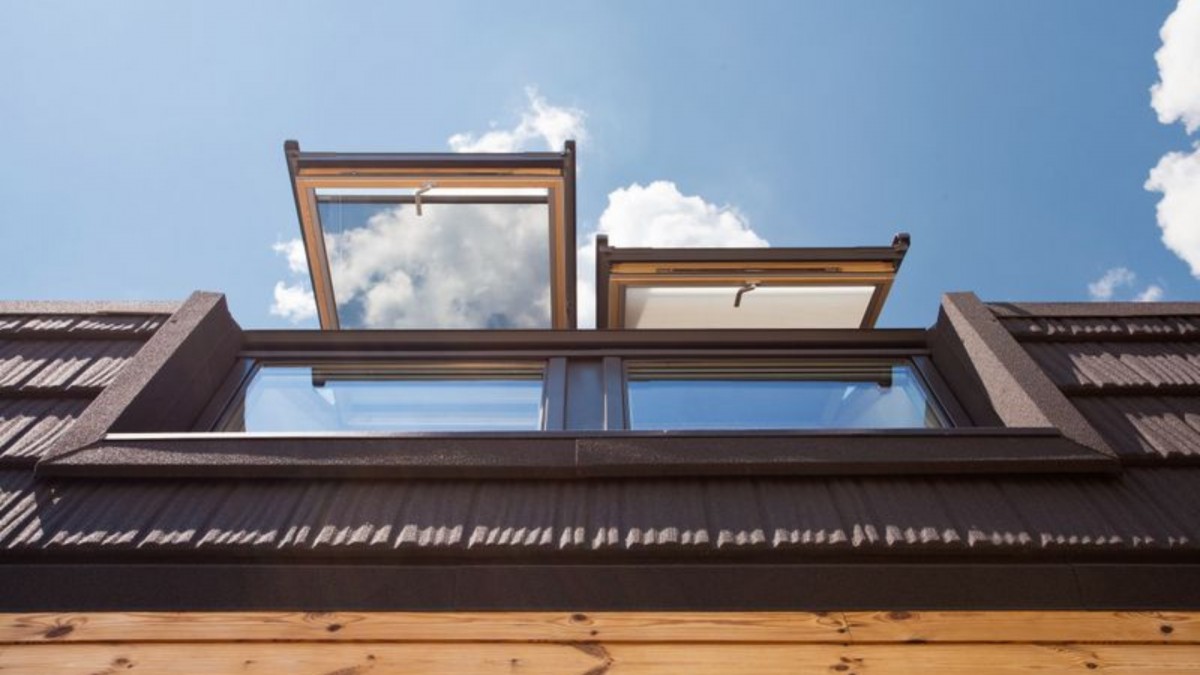 Při montáži střešních oken svépomocí je důležité dávat pozor na časté chyby