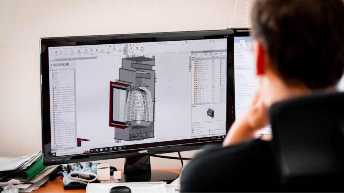 Nový typ vytápěcího zřízení kombinuje krbová kamna a krbovou vložku