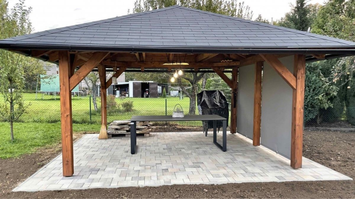 Kolik stojí venkovní dřevěný přístřešek svépomocí?