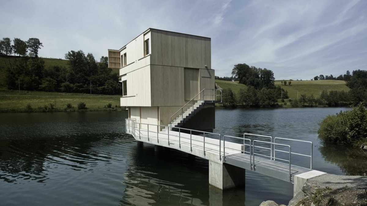 Moderní stavba na vodě Tower Rotsee