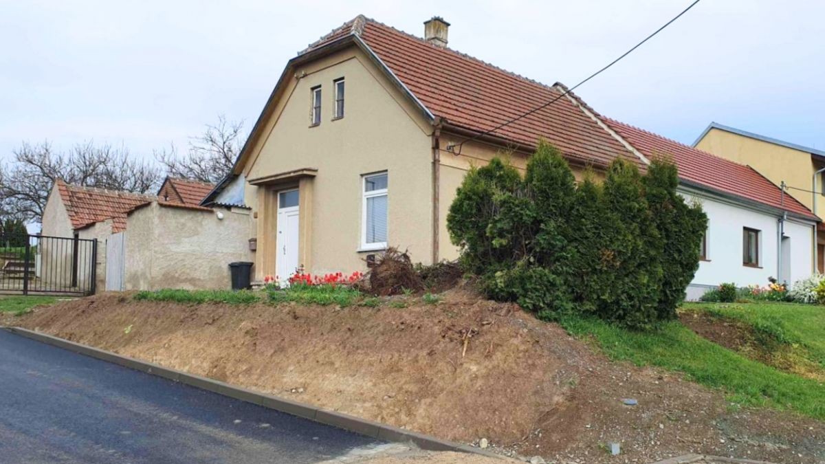 Svah se rozhodli v obci zpevnit pomocí vegetačních pytlů