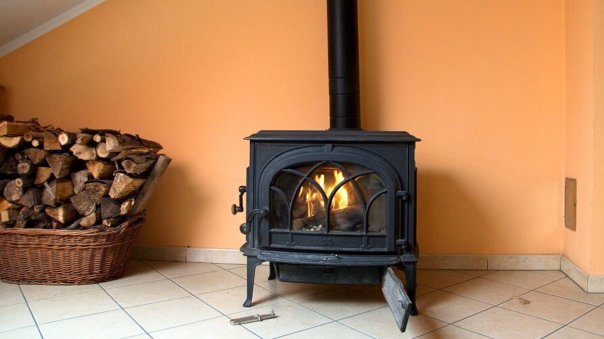 Topení dřevem podle některých drancuje lesy a škodí zdraví