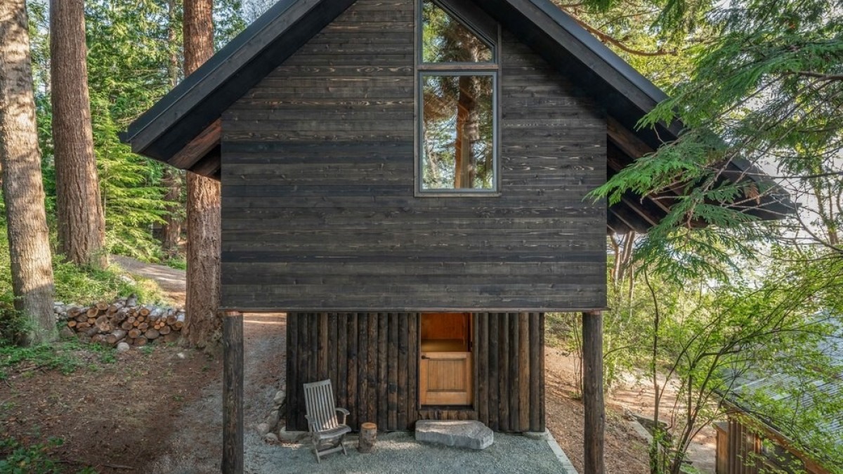 Srub jim nestačil, postavili si ještě chatu