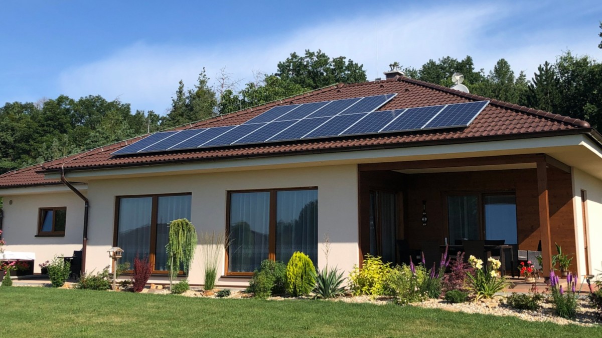 Fotovoltaika bude povinná u rodinných domů i veřejných budov