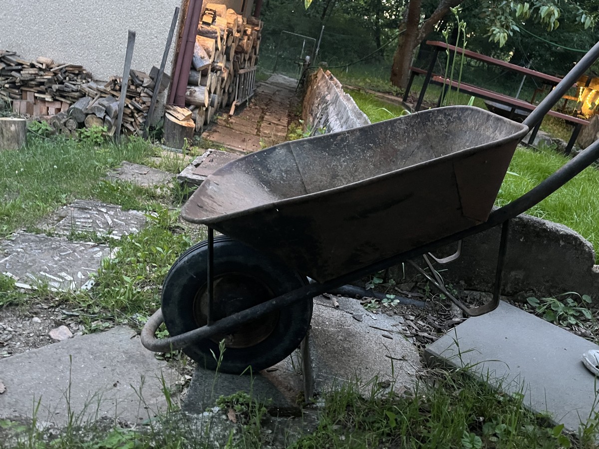 Zahradní vozík a kolečko