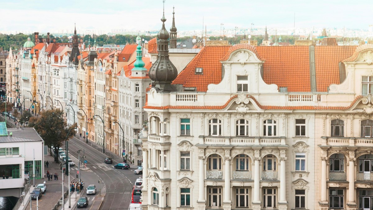 Petr má nadprůměrný plat, přesto bere příspěvky