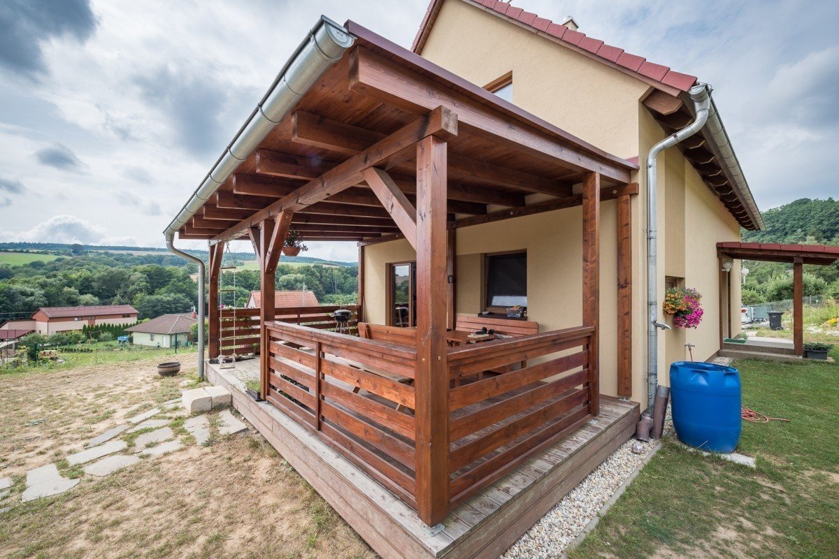 Dřevěná terasová prkna u venkovského domu