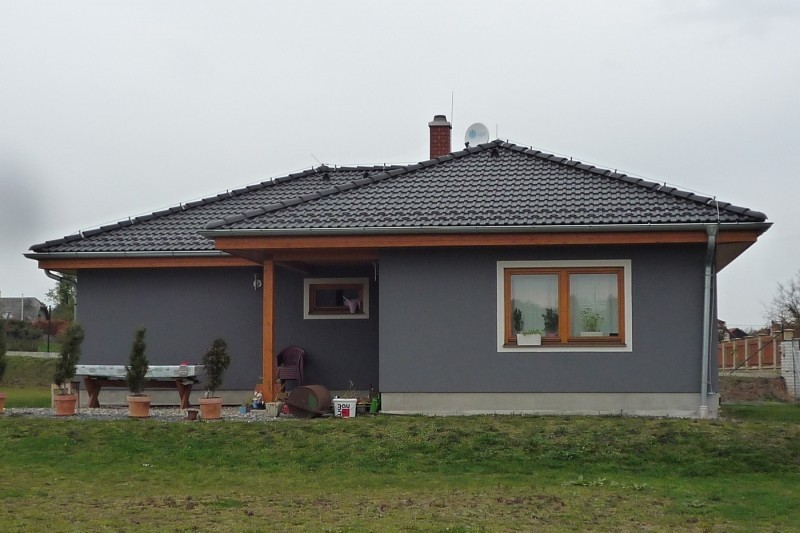 Bungalov do L s krytou terasou