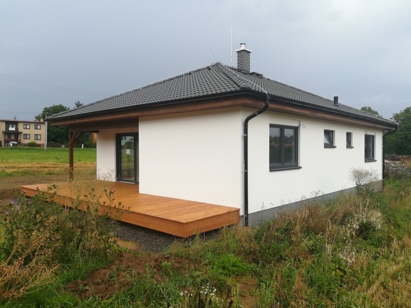 Bungalov do L s krytou terasou
