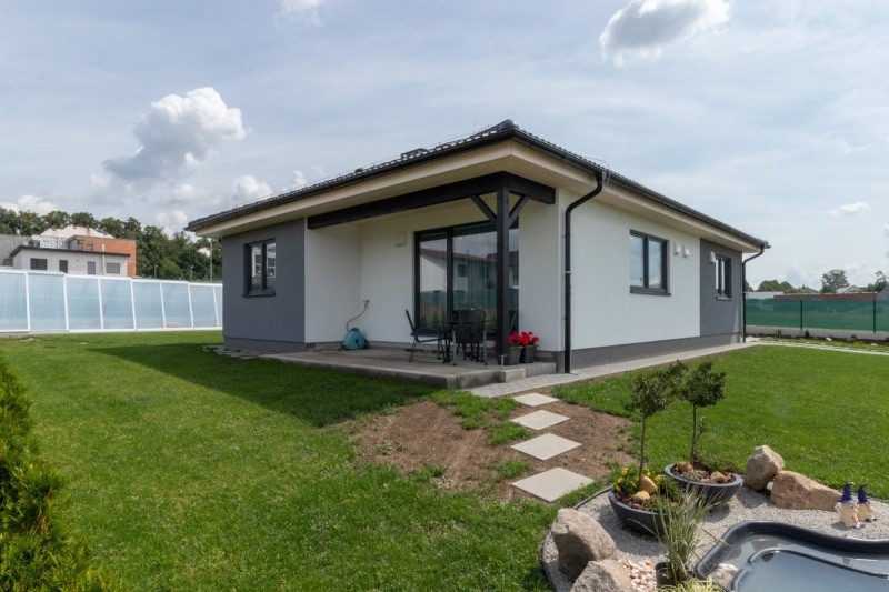 Bungalov do L s krytou terasou