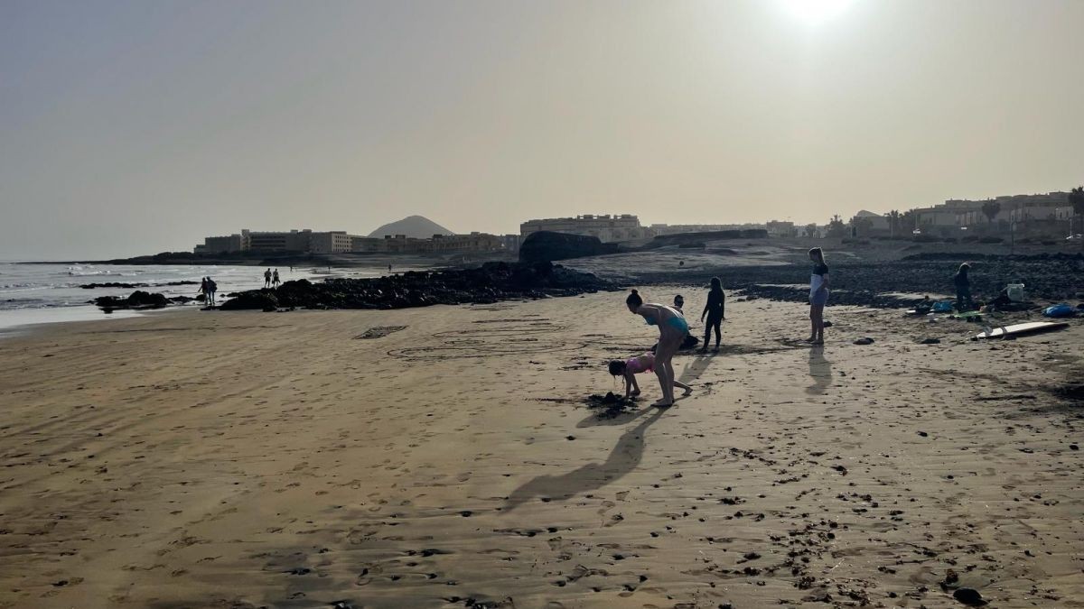 Pohodová atmosféra na pláží u oceánu