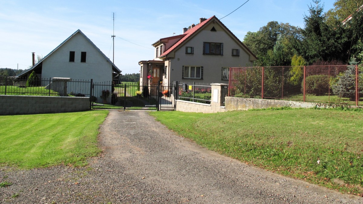 Mladý pár si kvůli ceně pořídil pozemek bez přístupové cesty