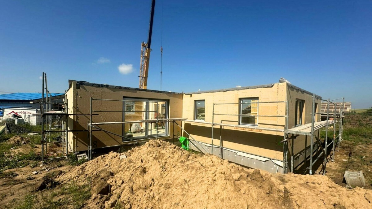 Mladý pár nemohl najít tesaře. Rozhodl se pro jiné řešení