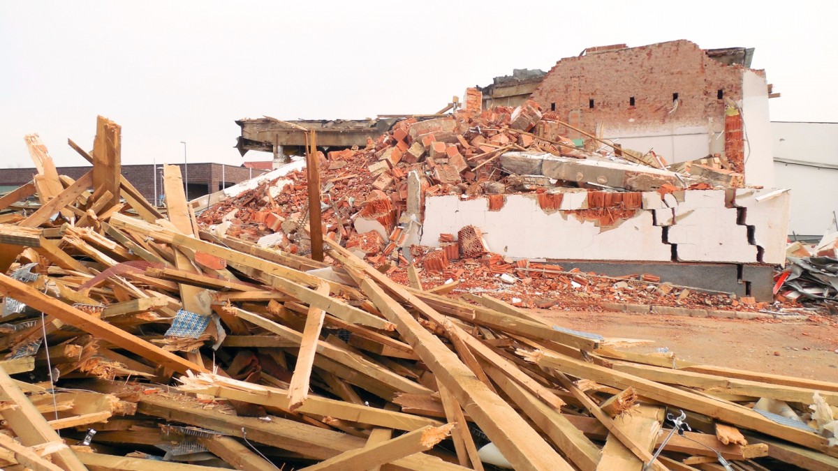 Za nepovolené nakládání se stavebním odpadem mohou padat pokuty