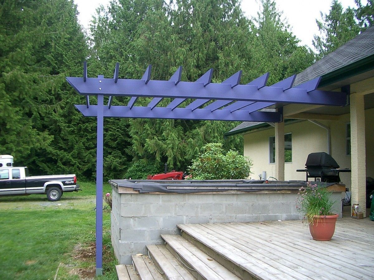 Pergola natřená fialovou barvou