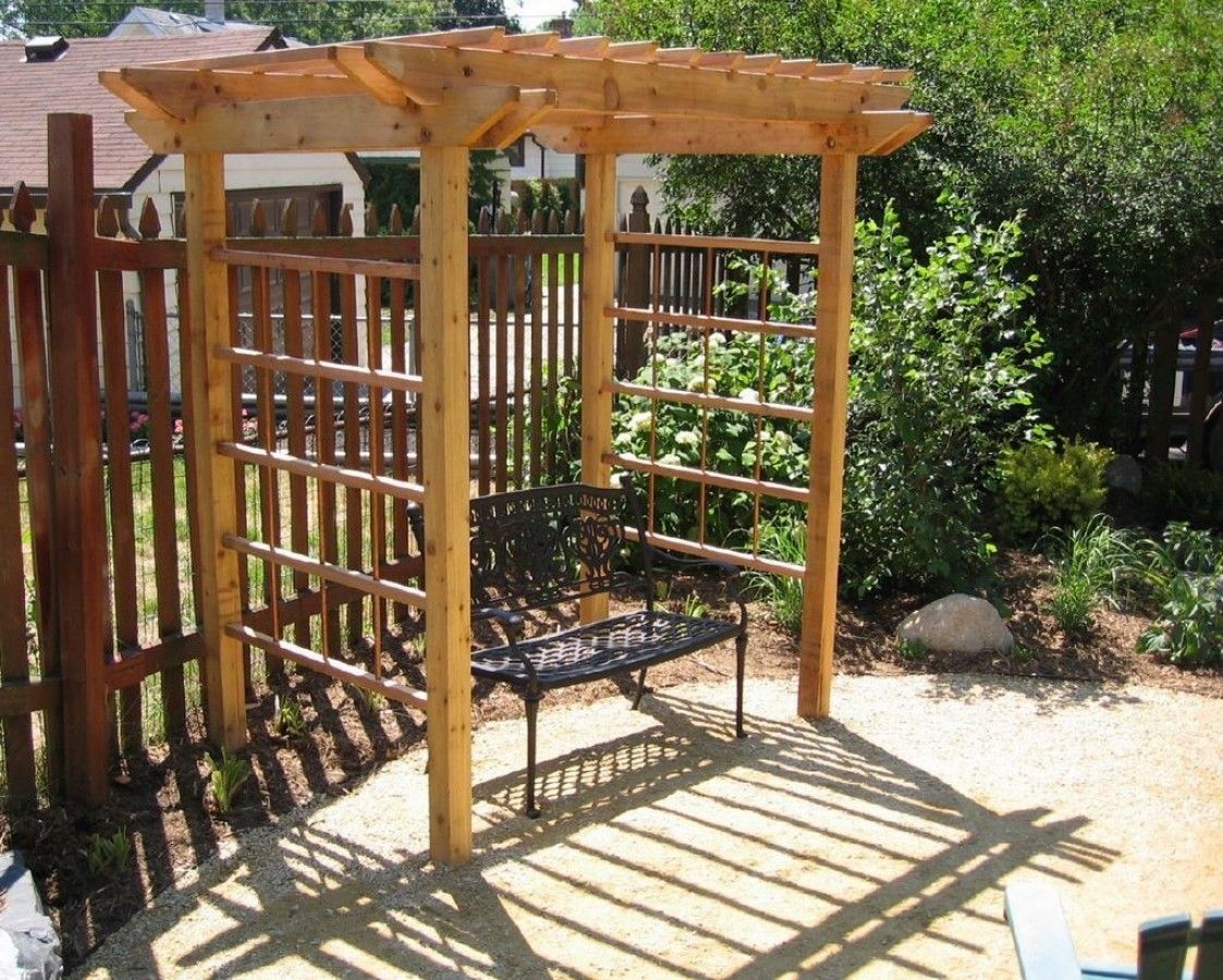 Malá pergola s lavičkou
