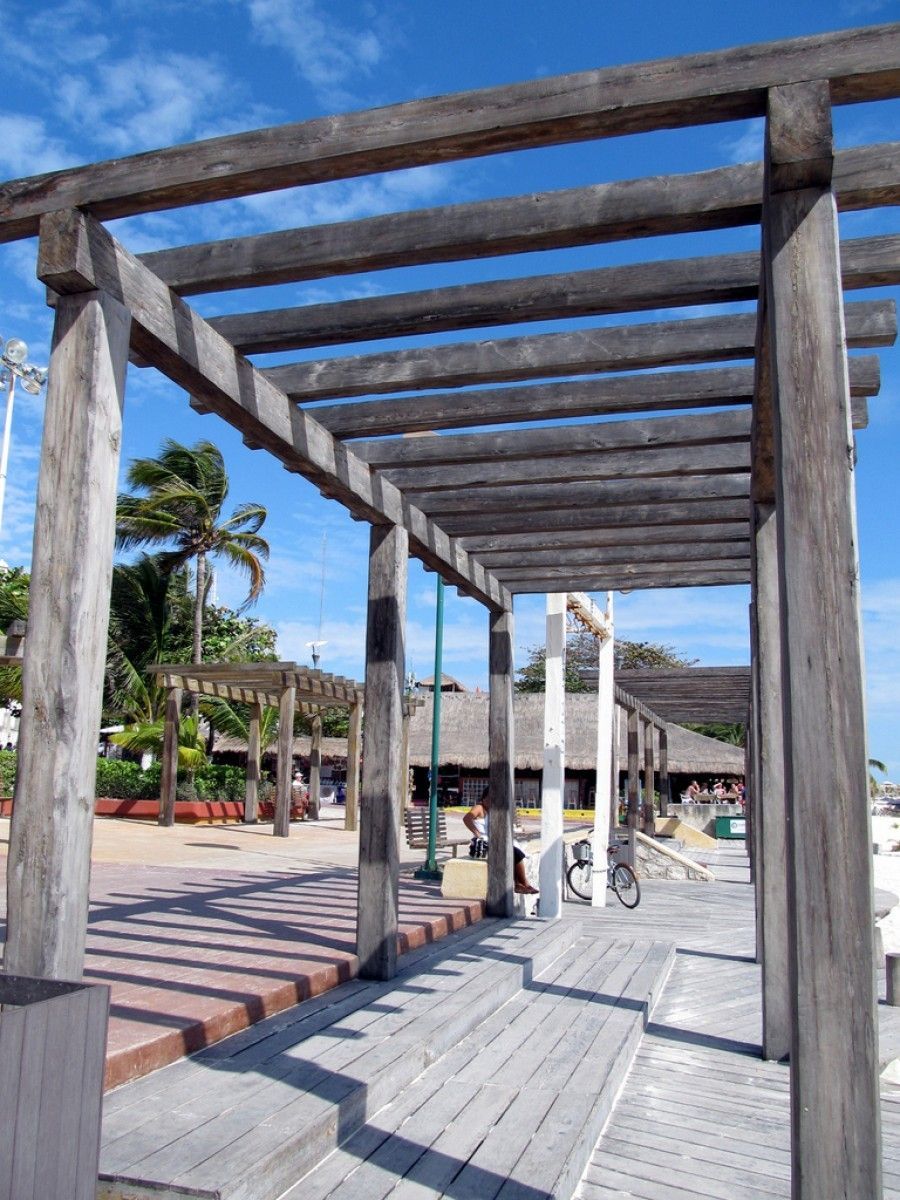 Zešedlá nenatřená pergola