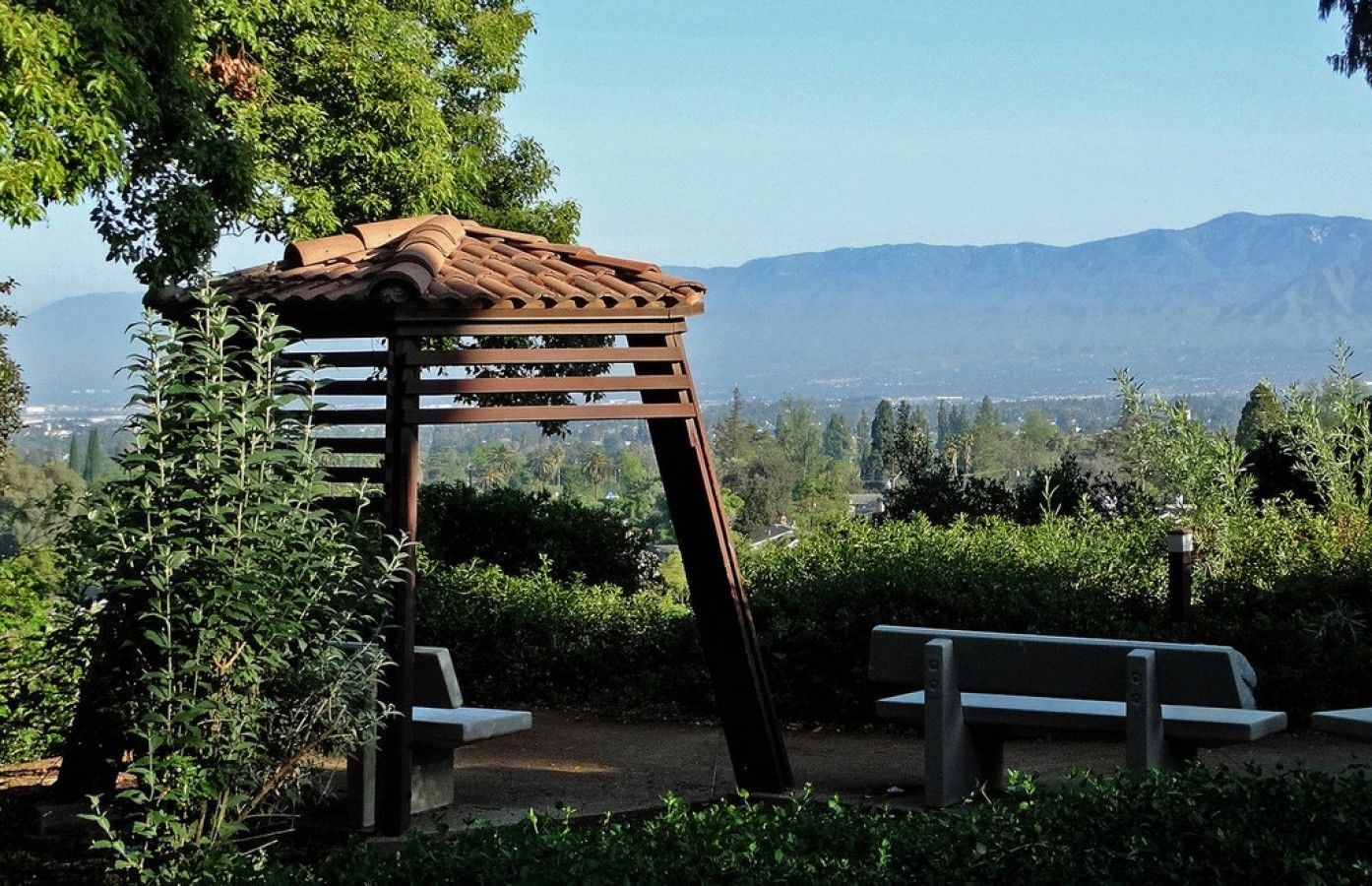 Pergola s lavičkou