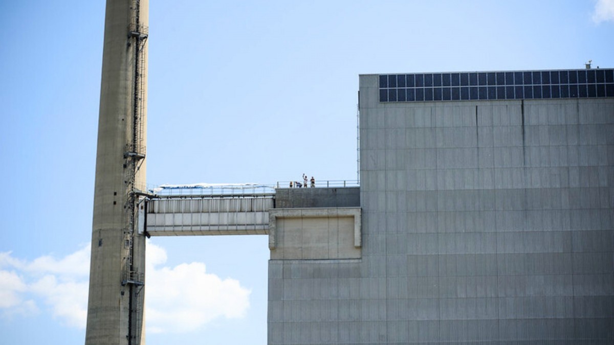 Výkon fotovoltaické elektrárny je přibližně 0.00285 % výkonu jaderné elektrárny