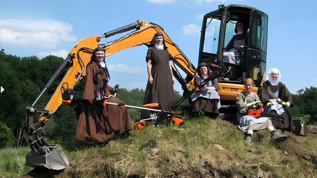 S Boží pomocí se jim podařilo vybudovat klášter. Pomohli také dobrovolníci, dělníci a dárci