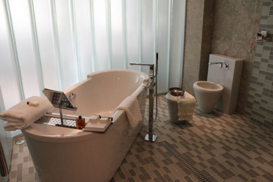 Moderní koupelna jako růžovohnědá luxusní inspirace