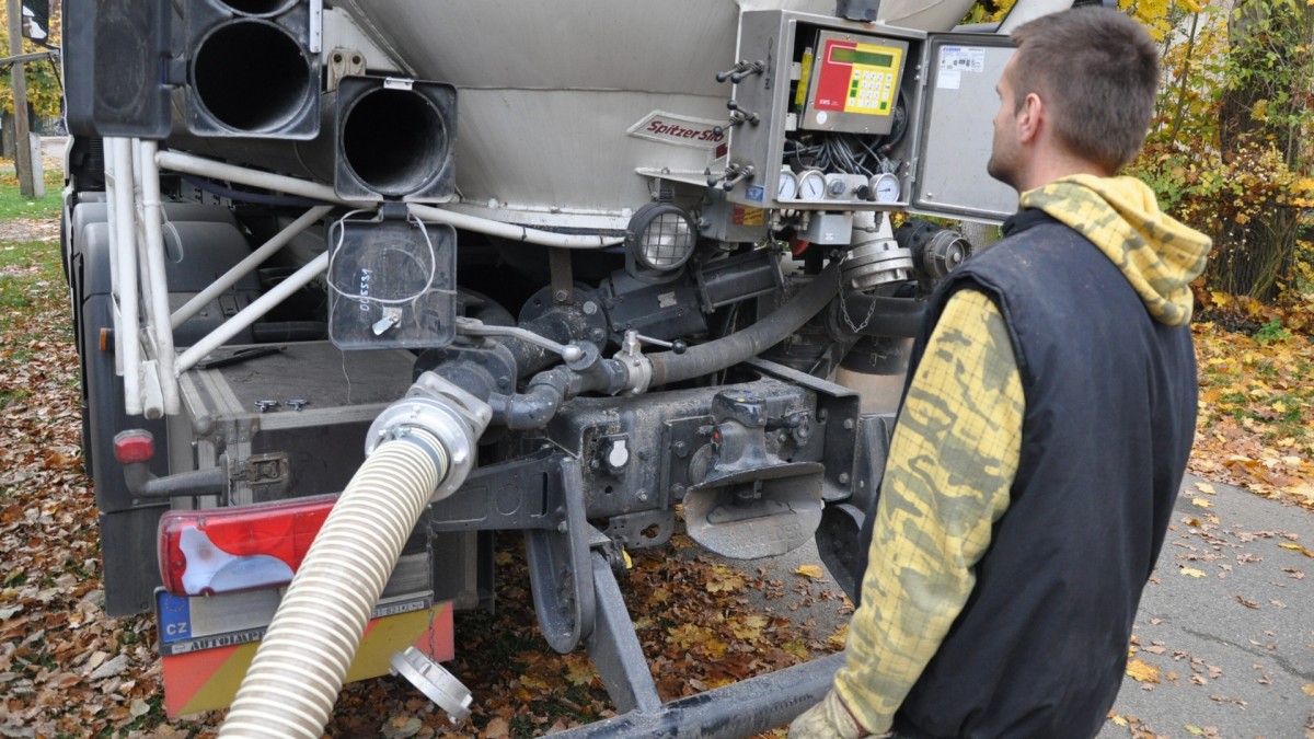 Je lepší nakoupit pelety jako volně ložené nebo v pytlích?