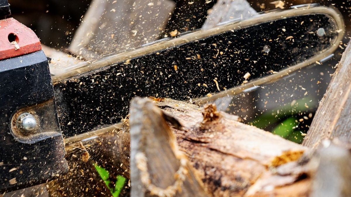 Vloupání do dřevostavby pomocí motorové pily