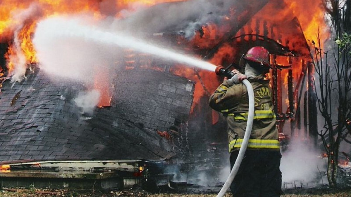 Roste počet požárů. Na vině je často zanedbané topidlo či komín