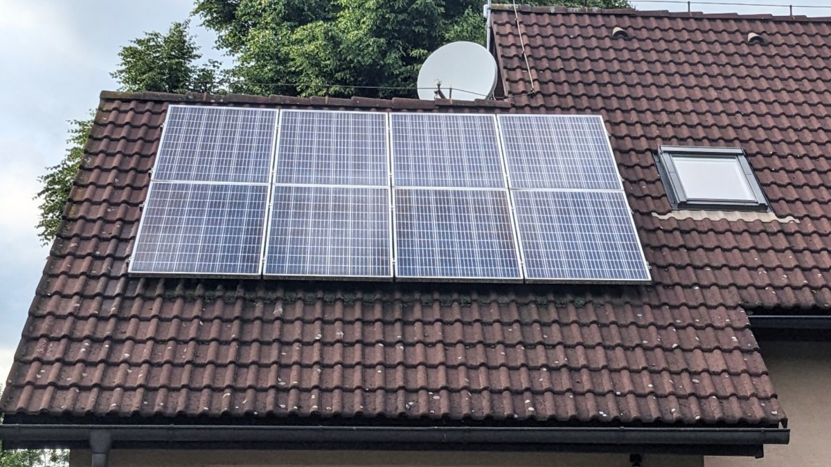 Kvůli fotovoltaikám je třeba modernizovat síť. Náklady zaplatí i ti, kteří ji na domě nemají