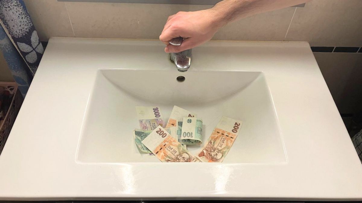 Voda zdražila od dob socialismu 160x. Přesto stojí méně než krabička cigaret