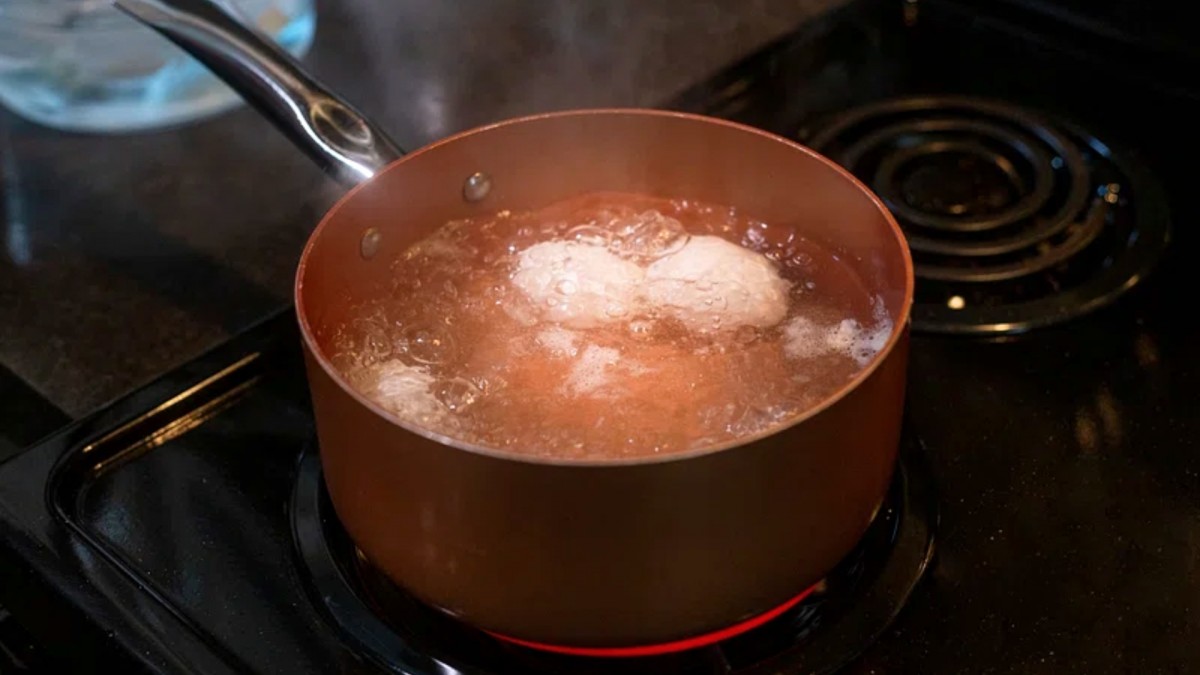 Vodu přivede k varu za pár vteřin, přesto extrémní výkon pojistky nevyhodí