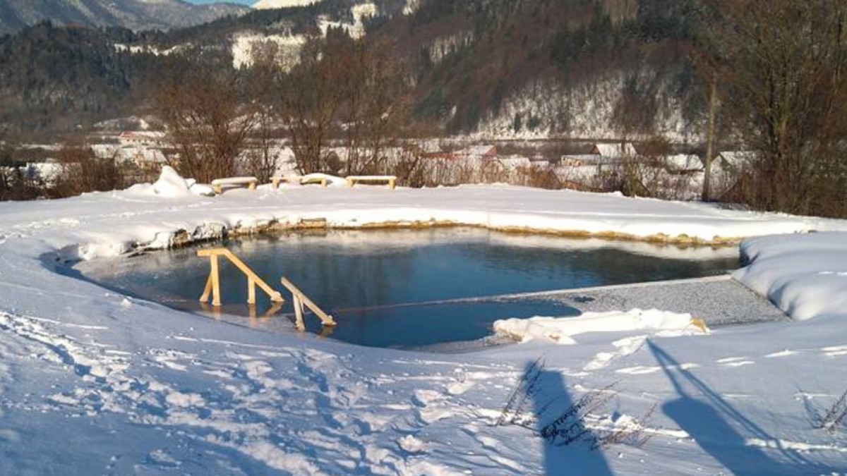 Termální jezírko s bublající minerální vodou je otevřené nonstop a vstup je zdarma