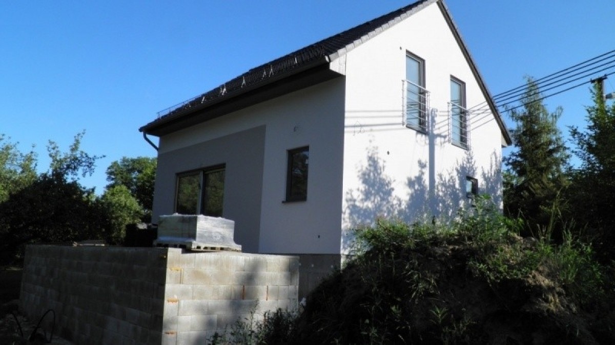 Domy na úzký pozemek se svahem