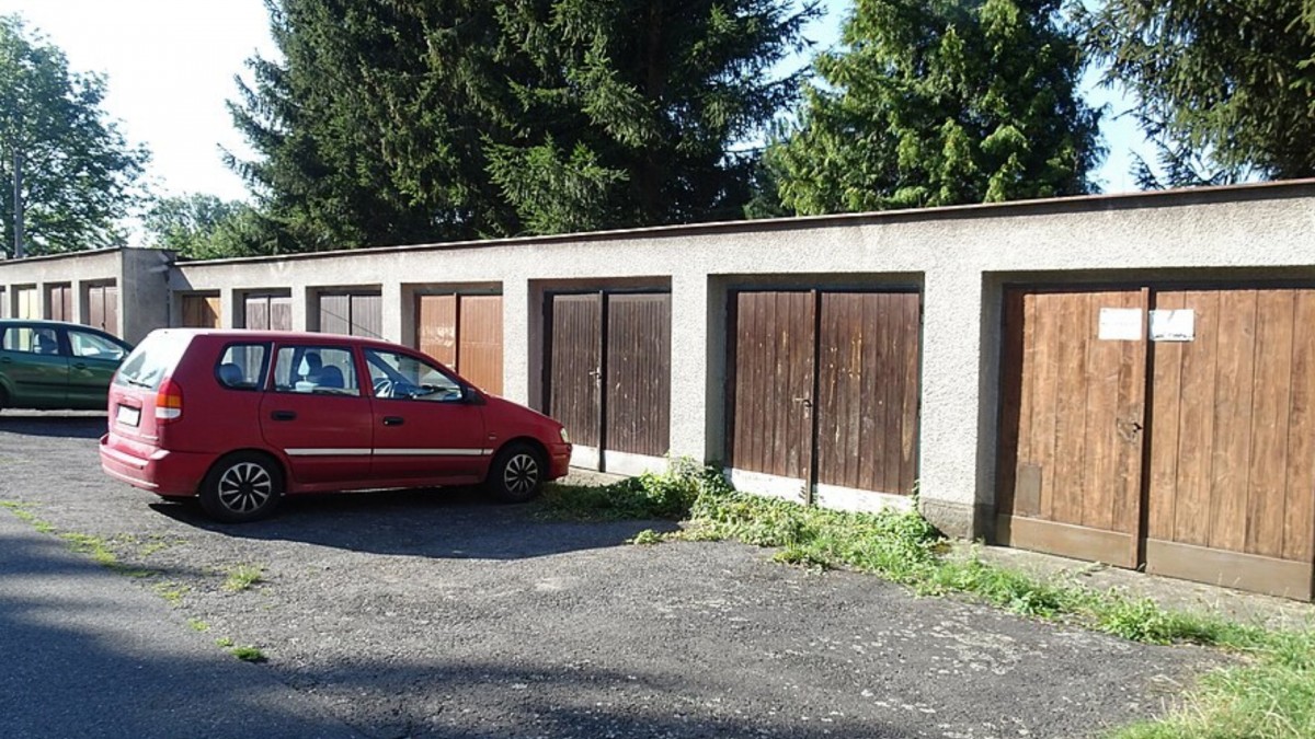 Češi si kupují garáže coby náhradu za bydlení. Jejich cena tak roste