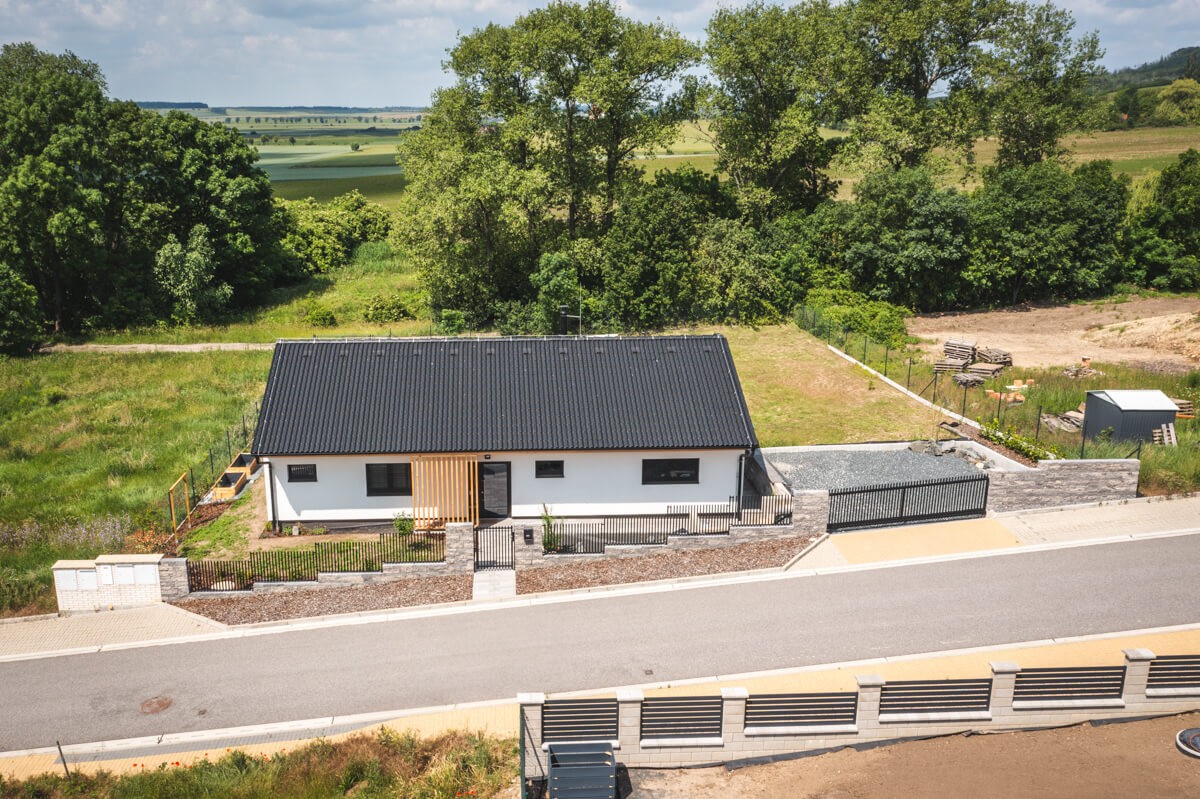 Moderní bungalov do obdélníku