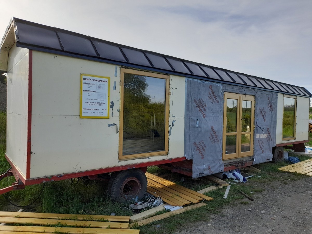 Hokejisté postavili maringotku