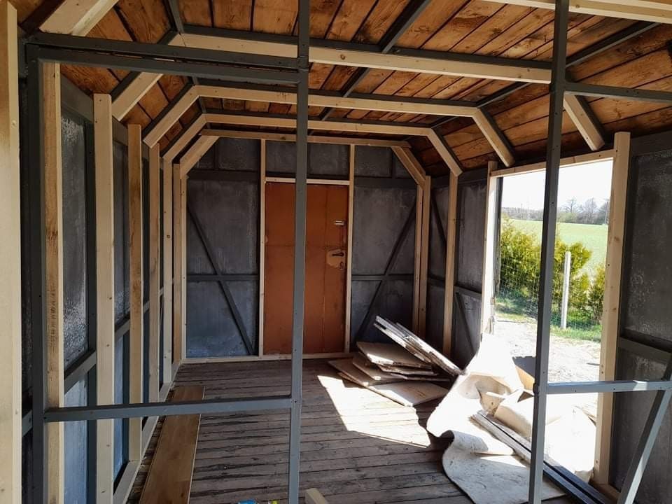 Hokejisté postavili maringotku