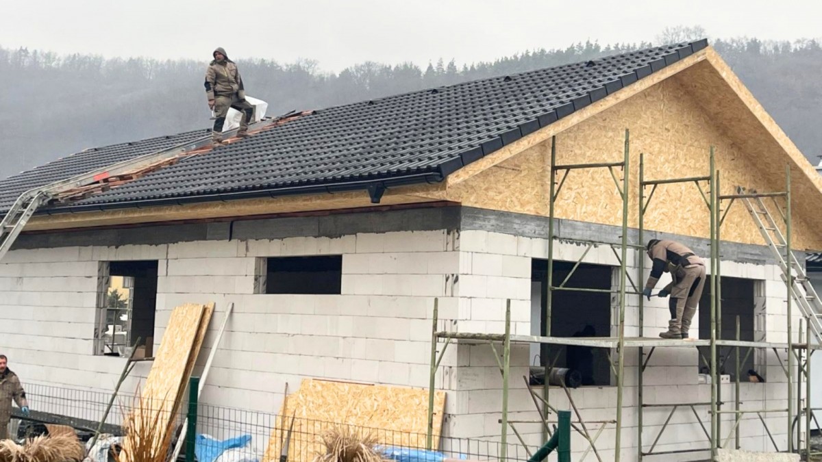 „Neslyšíme ani silný déšť,“ pochvalují si manželé výběr střechy