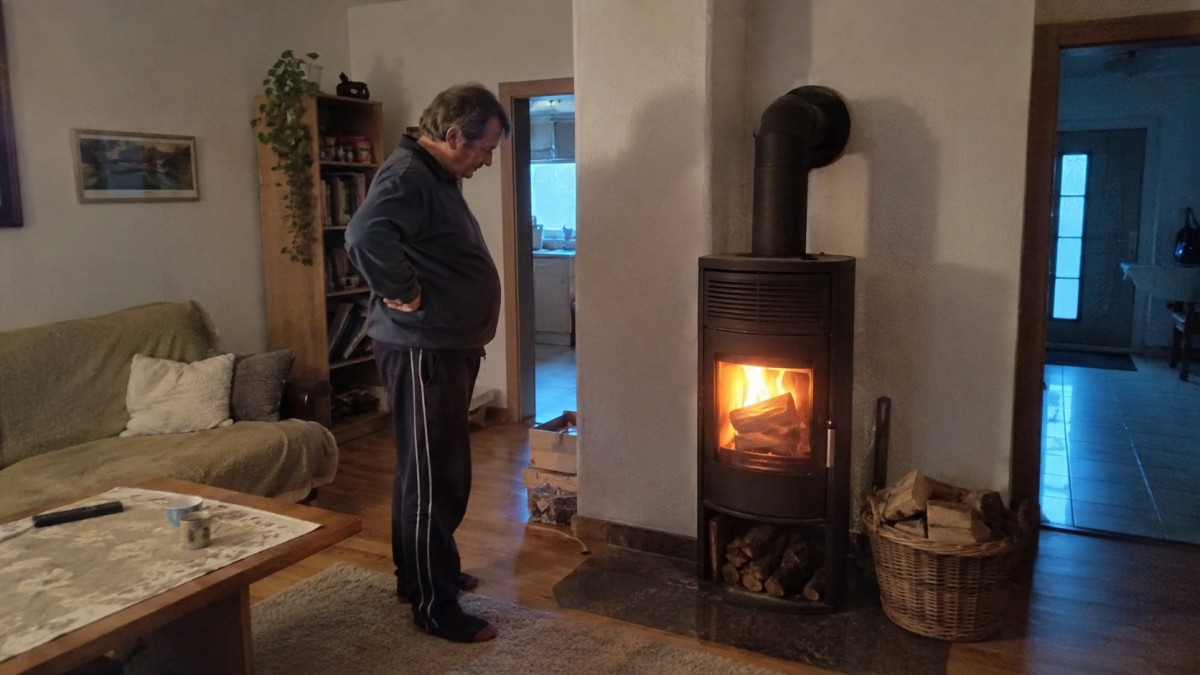 Praskání v komínu