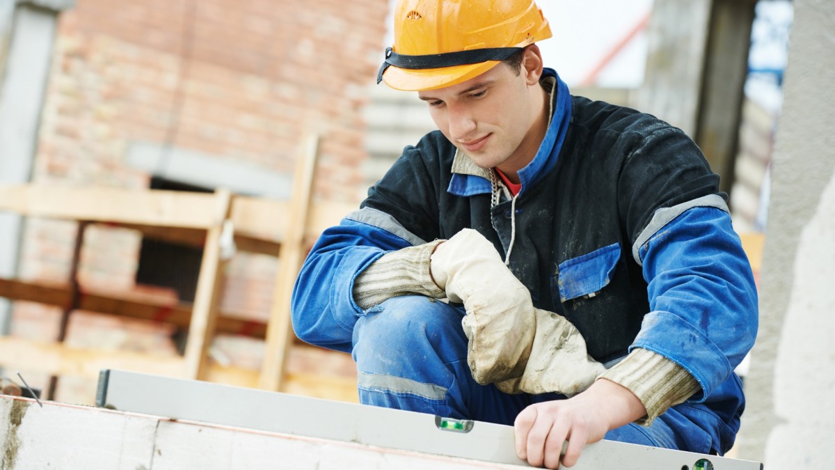 Mladým Čechům práce tesaře nebo zedníka nevoní