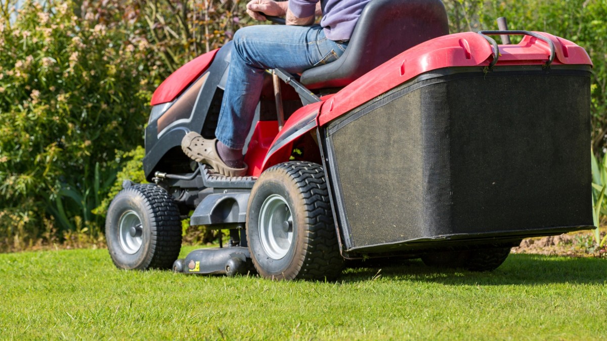 Srovnali jsme tři nejdostupnější zahradní traktory