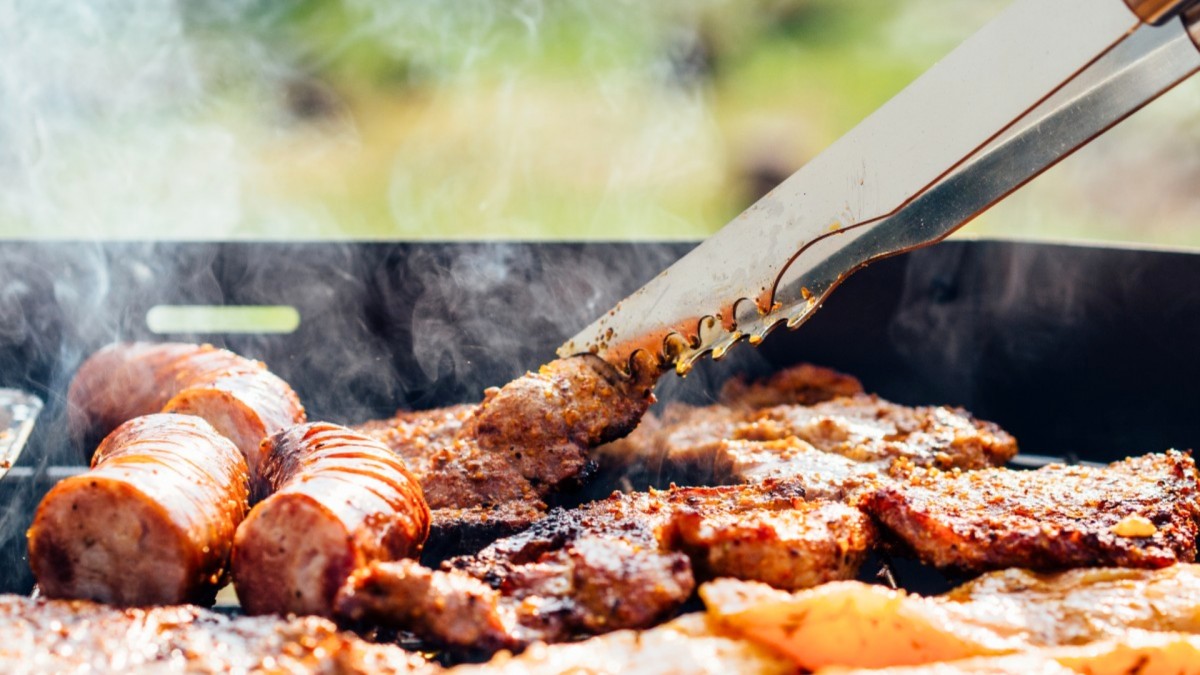 Veganka zažalovala sousedy za grilování na zahradě