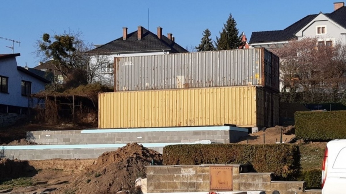 Rodinný dům z kontejnerů