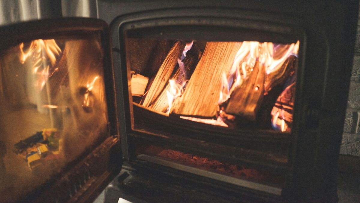 Blíží se konec topení dřevem a peletami?