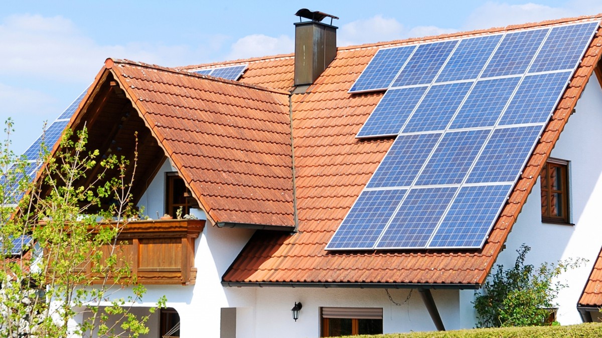 Novela zjednodušila povolování fotovoltaik. V praxi se je však málokdo odváží instalovat