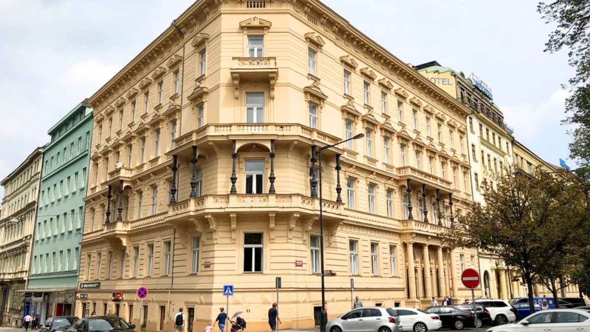 Eva vydělává 70 tisíc měsíčně. Přesto bere od státu příspěvek na bydlení 