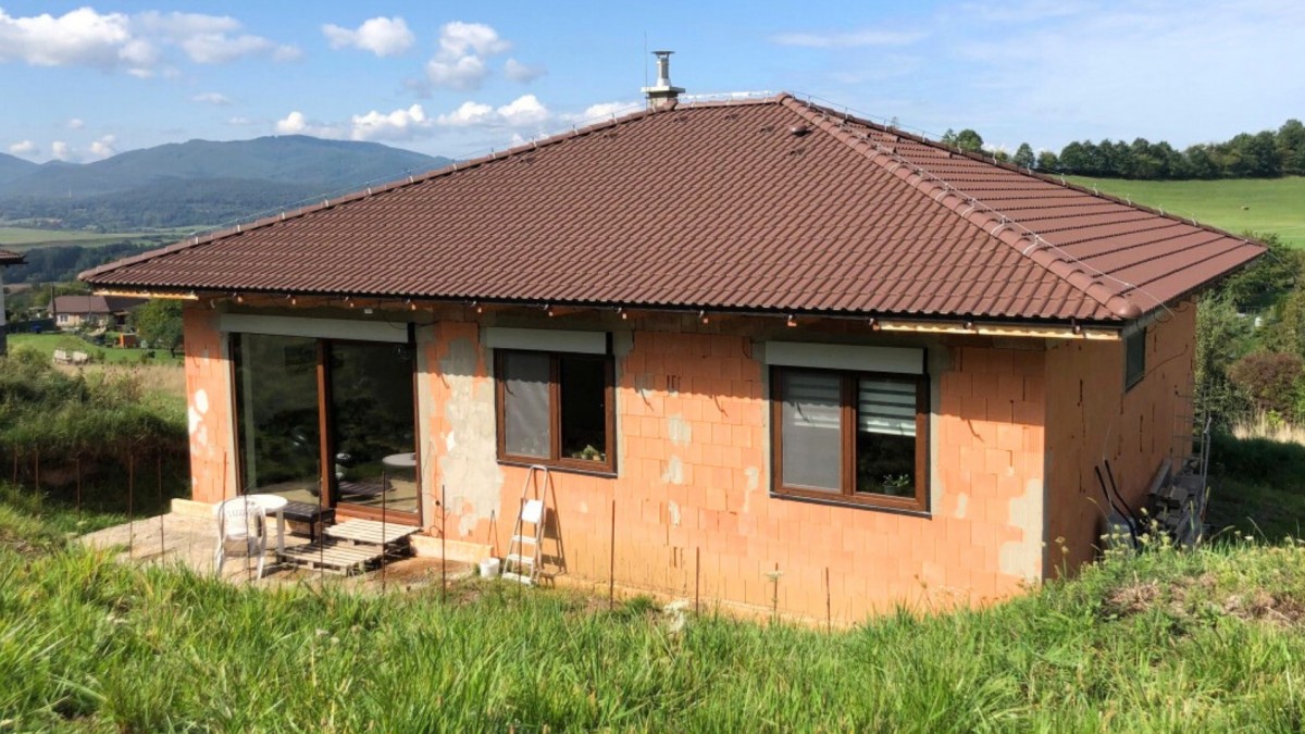 „Vítr 100 km/h vzal sousedovi půlku plechové střechy. Na našem domě se nepohnula ani taška.“