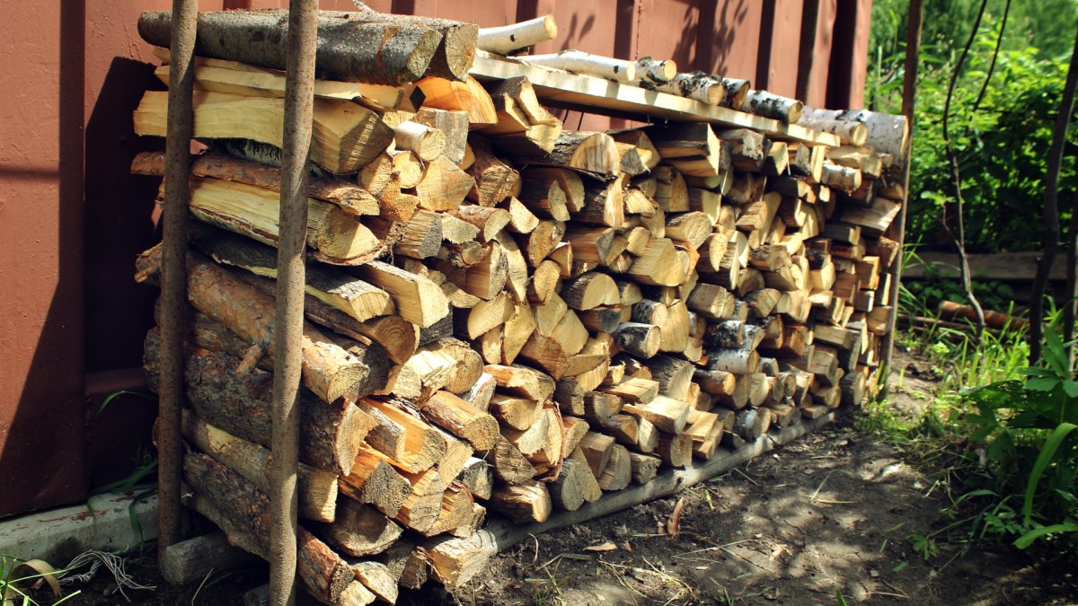 Soused mu kradl dřevo každou sezónu. Frustrovaný Pepa vyřešil situaci po svém